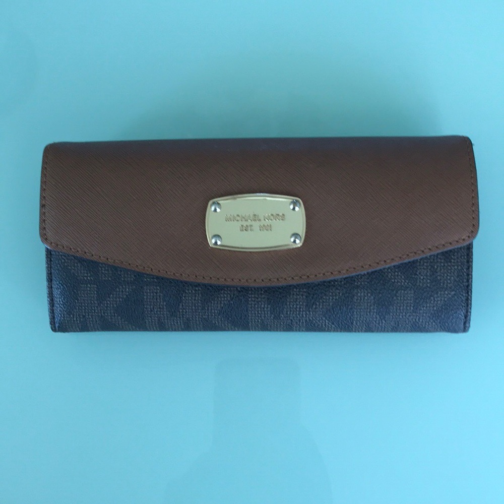 Authentic Michael Kors Wallet LIKE NEW